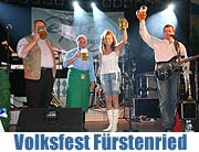 2 Schläge zum Anstich: Mit den Fürstenrieder Frühlingsfest startete am Karsamstag die Münchner Volksfestsaison (Foto: Martin Schmitz)